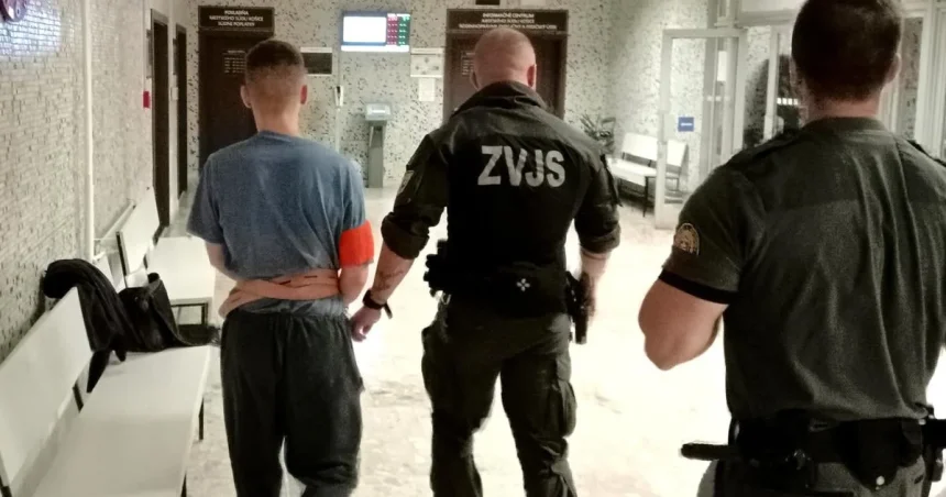 Opitý a zdrogovaný synovec napadol strýka nožom. Mal vražedný výraz, povedal poškodený