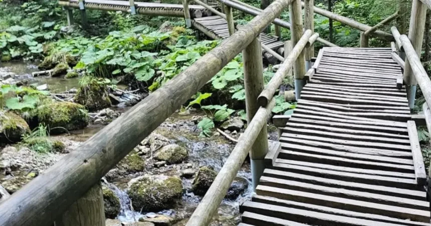 Pohyb na obľúbenom turistickom chodníku môže byť nebezpečný, Terchová vydala výstrahu