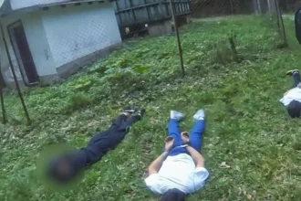 Policajná naháňačka: S ukradnutým autom utiekli do lesa, policajti ich našli