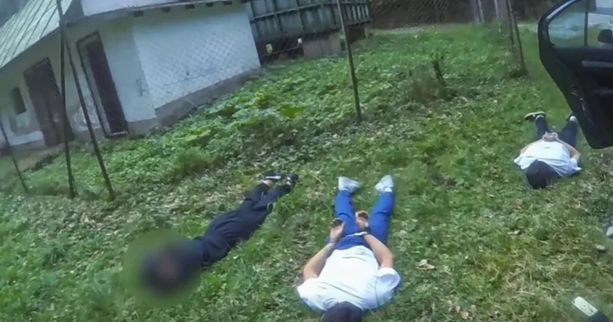Policajná naháňačka: S ukradnutým autom utiekli do lesa, policajti ich našli