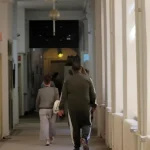 Policajti mučili podozrivého, použili paralyzér. Na súde si nasadili kapucne