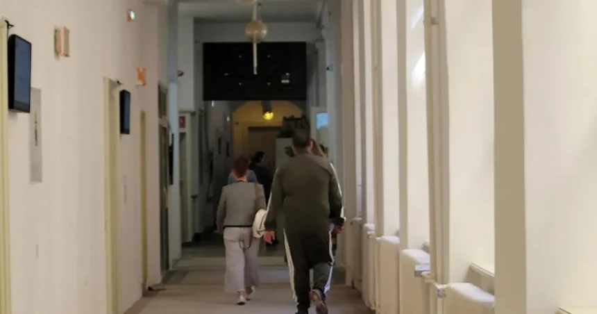 Policajti mučili podozrivého, použili paralyzér. Na súde si nasadili kapucne