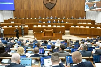 Poslanci parlamentu ukončili svoje rokovanie rozsiahlou diskusiou