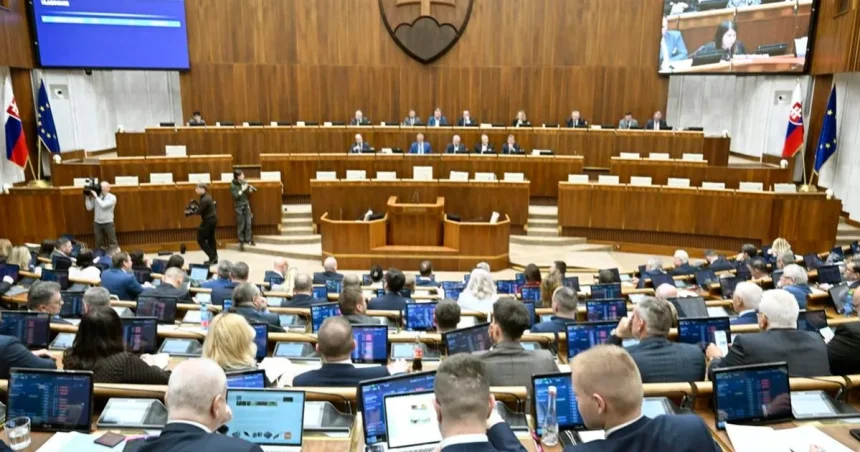 Poslanci parlamentu ukončili svoje rokovanie rozsiahlou diskusiou