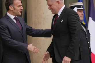 Prečo sa Paríž pridal k Slovensku pri blokovaní sankcií? Dôvodom sú Francúzi vo väzení
