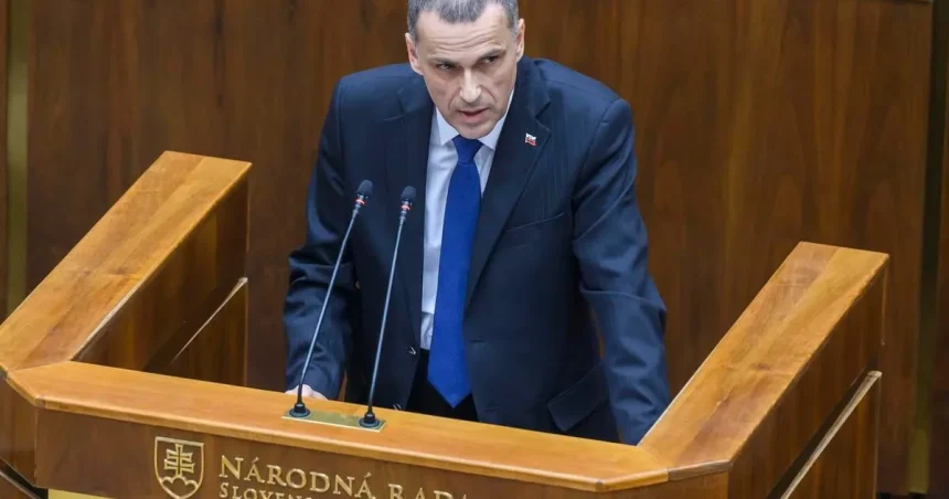 Premiér použil štvavé výroky, ktoré vyvolali vlnu kritiky