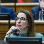 Progresívni socialisti ostro kritizujú krátenie prídavkov