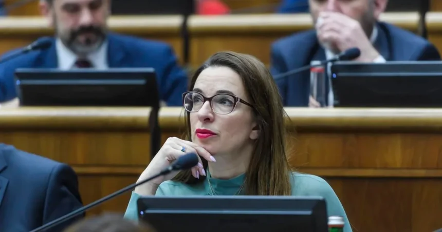 Progresívni socialisti ostro kritizujú krátenie prídavkov
