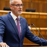 Raši žiada opozíciu o podporu ústavnej zmeny k referendu o predčasných voľbách