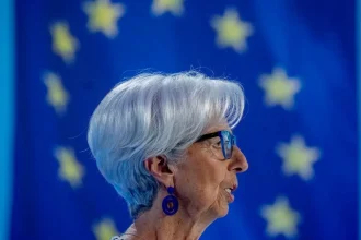 Sadzby ECB sa automaticky nepohybujú s cenami ropy a plynu