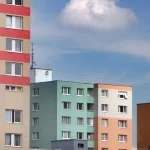 Slováci odchádzajú od rodičov až po tridsiatke