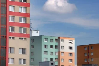 Slováci odchádzajú od rodičov až po tridsiatke