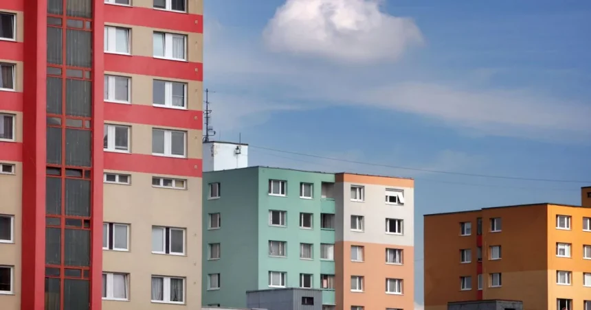 Slováci odchádzajú od rodičov až po tridsiatke