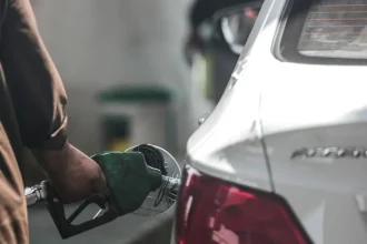Slovenská vláda bude opäť regulovať ceny palív a zavedie aj mimoriadnu daň.
