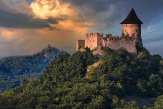 Sopečný skvost na hranici získa lákavé novinky. Dotknú sa aj vyhľadávaného hradu
