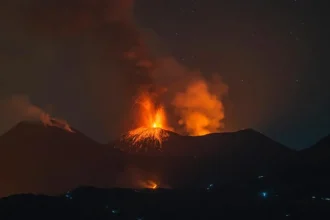 Sopka Etna opäť narušila leteckú dopravu na Sicílii