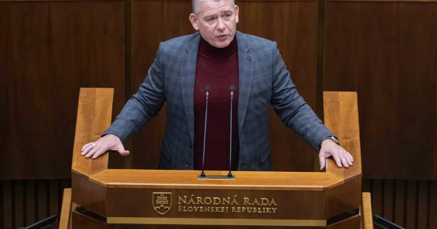 Štyria opoziční poslanci sa majú ospravedlniť za výroky v pléne, rozhodol výbor