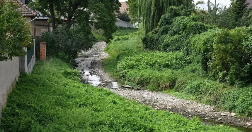 Suchá a horúčavami sužovaná krajina zápasí s vážnym nedostatkom vody