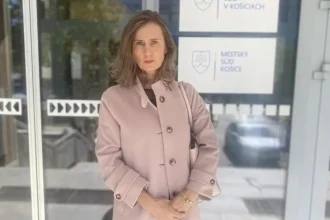 Súd rieši dcéru, ktorú otec sedem rokov nevidel. Odpovedal fotkou kosáka a kladiva