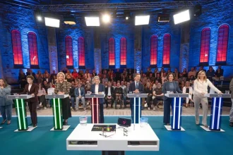 Švédi si v nedeľu volia poslancov, tesný súboj môže priniesť krajnú pravicu do vlády
