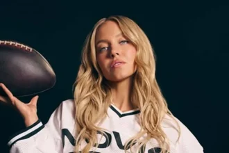 Sydney Sweeney čelí kritike za lacnú reklamu s nahou scénou na koši