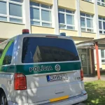 Tínedžer hrozil sekerou v základnej škole. Strach po Staškove vzrástol