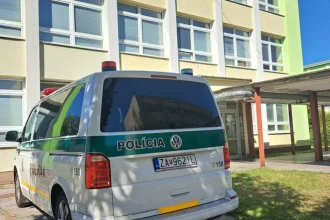 Tínedžer hrozil sekerou v základnej škole. Strach po Staškove vzrástol