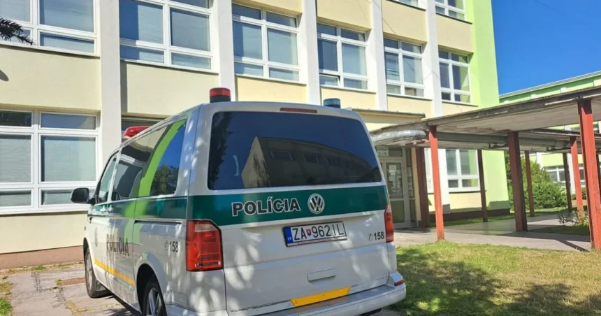Tínedžer hrozil sekerou v základnej škole. Strach po Staškove vzrástol