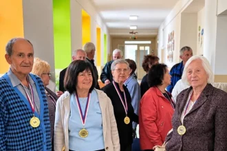 Učiteľ vbehol do triedy, že prvý človek letí do vesmíru. Do školy sa vrátili po rokoch