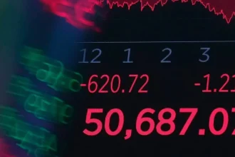 USA: Dow Jones oslabil o vyše 500 bodov, akcie klesajú