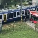 V Bratislave sa zrazil osobný vlak s autobusom MHD