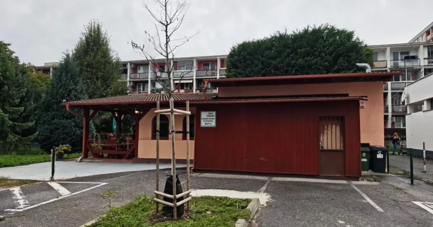 V bratislavskom Ružinove začali proces odstraňovania čiernej stavby.