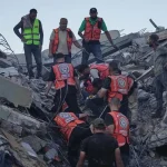 V Pásme Gazy sa zrútila poškodená budova, zahynulo najmenej 12 ľudí