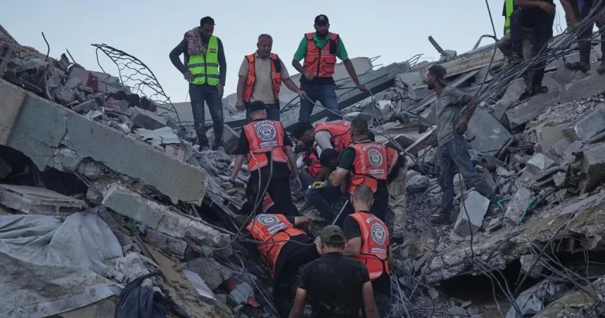 V Pásme Gazy sa zrútila poškodená budova, zahynulo najmenej 12 ľudí