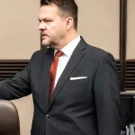 Vláda môže zrušiť dve ministerstvá a získať milióny