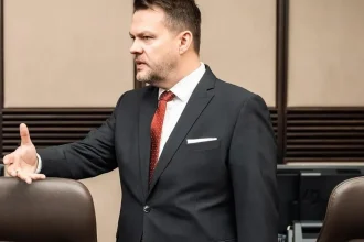 Vláda môže zrušiť dve ministerstvá a získať milióny
