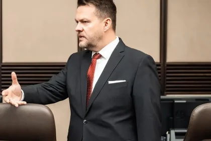 Vláda môže zrušiť dve ministerstvá a získať milióny