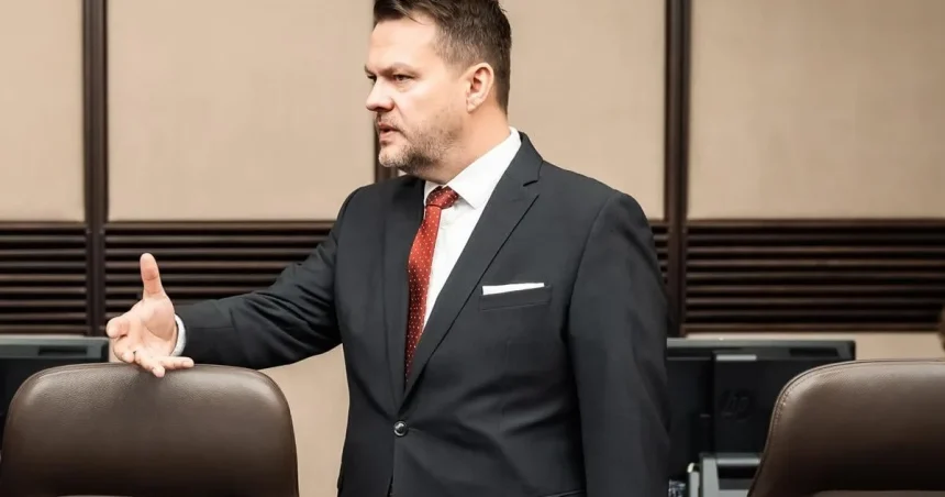 Vláda môže zrušiť dve ministerstvá a získať milióny