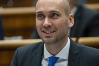Vláda podľa opozície naďalej nerobí nič s vysokými cenami pohonných látok