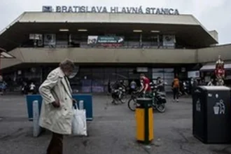 Vo vlaku kadečo striedavo nefungovalo, cestujúci boli bez informácií