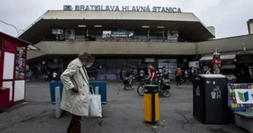 Vo vlaku kadečo striedavo nefungovalo, cestujúci boli bez informácií