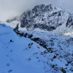 Vo vysokých polohách Tatier je do 30 centimetrov snehu, stále trvá lavínové nebezpečenstvo