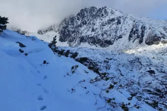 Vo vysokých polohách Tatier je do 30 centimetrov snehu, stále trvá lavínové nebezpečenstvo