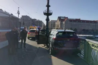 Vodič v Prahe nezvládol riadenie a zrazil dvoch chodcov