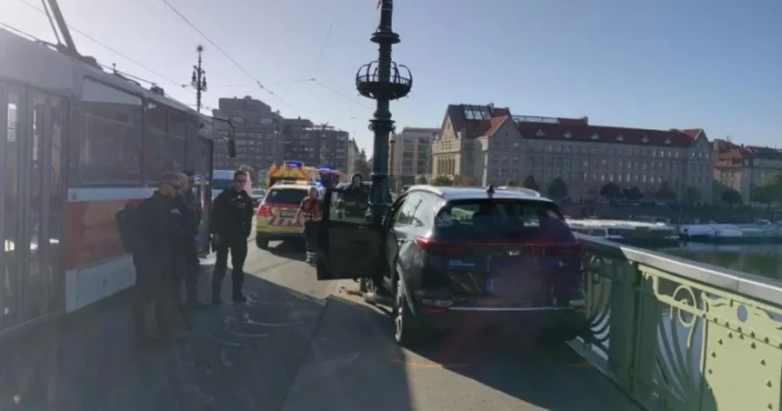 Vodič v Prahe nezvládol riadenie a zrazil dvoch chodcov