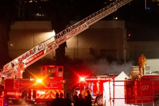 Vrtuľník sa zrútil na predmestí Los Angeles