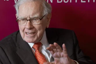 Warren Buffett po desaťročiach opúšťa čelo investičného impéria Berkshire Hathaway