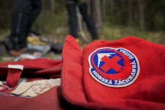 Záchranári pomáhali zranenému mužovi na ferrate
