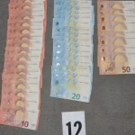 Znova drogy a znova Sereď. Policajti zhabali aj veľkú sumu peňazí, díler je za mrežami
