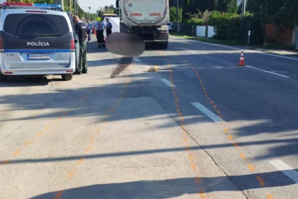 Zrazila ju nákladná doprava na chodníku v obci, žena zomrela na mieste